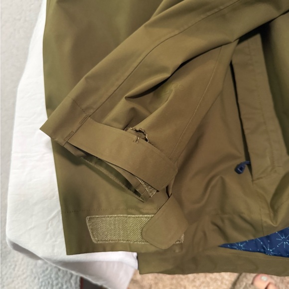 Patagonia women’s medium olive Jacket with Blue Logo - Picture 9 of 12